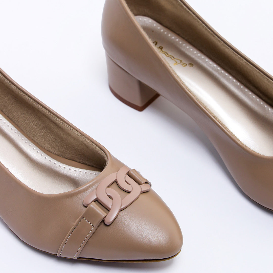 Chain Link Pointed Pumps - Beige