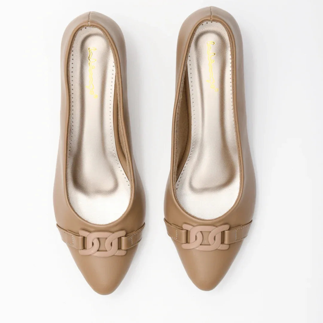 Chain Link Pointed Pumps - Beige