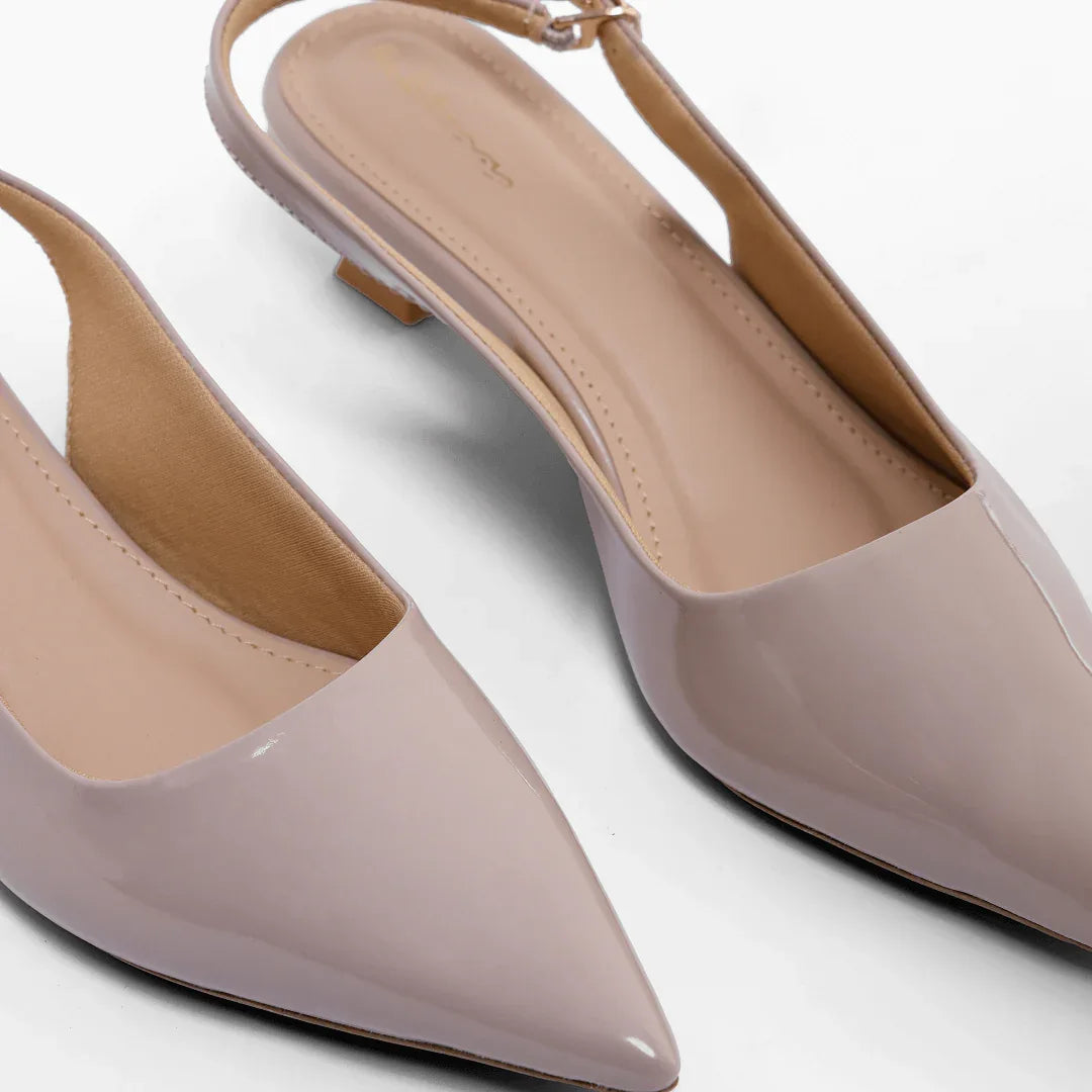 Pointed Classic Pumps - Cream