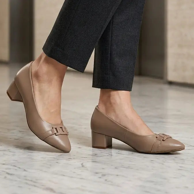 Chain Link Pointed Pumps - Beige